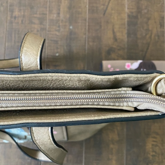 Designer Purse with matching wristlet - Picture 5 of 9